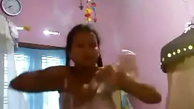 Chubby Indian village XXX girl plays with her pink pussy on selfie cam MMS