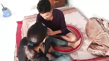 Stud enjoys slender body and wet twat of Desi sister in MMS video