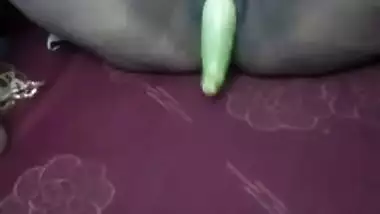Indian woman of easy virtue puts a veggie porn toy in her vagina