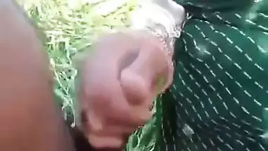 Farmer fucks a lady laborer on the farm to enjoy outdoor sex