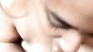 Hot girl gives a deep Indian blowjob in Assamese sex video