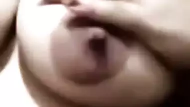 Sexy Desi XXX mom showing her big boobs and wet pussy on cam