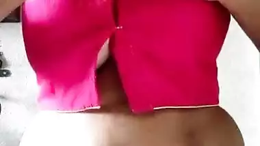 Desi girls very hot boobs showing