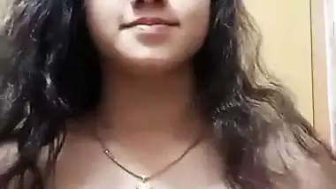 Bangladeshi TikToker girl naked boobs playing viral MMS
