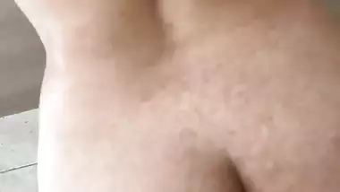 LA INDIA CULONA DE MI CUÑADA ME SIGUE A LA DUCHA Y ME PIDE QUE LE FOLLE SU RICO COÑO ESTRECHO Y ROSADO