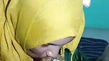 Muslim lady gives a desi blowjob to her lover