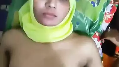 UP Muslim girl’s first desi sex MMS with her cousin