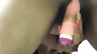 Indian nude MMS of a milf fucking her pussy with a dildo