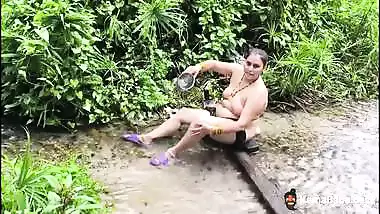 Indian sex video of a lady bathing outdoors in the stream