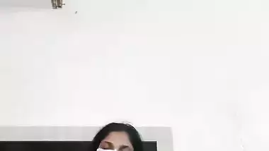 Desi bhabi removing saree and nude show for money