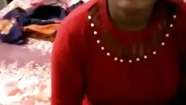 Dude coaxes his cute Desi girlfriend to pose naked for XXX camera