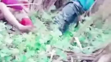 Naughty Kerala aunty gets outdoor sex and caught by a voyeur, Desi mms sex