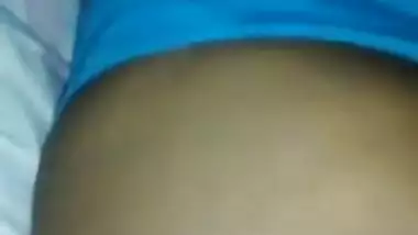 Indian cameraguy films sexy girlfriend playing with XXX flower