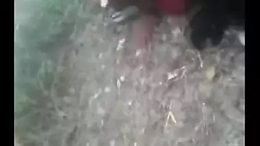 Young slut enjoys an outdoor threesome with her friends