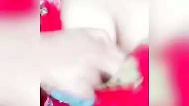Sexy Lankan Girl Showing Boobs