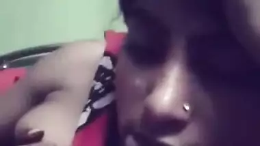 Desi babe is proud of sperm on face so she exposes if in XXX MMS video