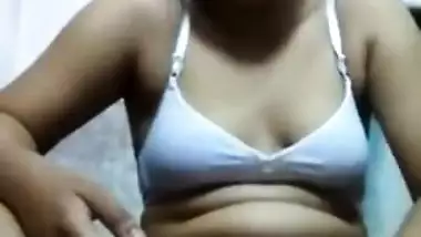 Desi chick sees no problem in performing XXX show in sex private