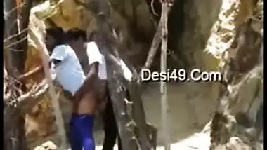 Horny lovers caught having quickie in doggy outdoor in Desi mms video