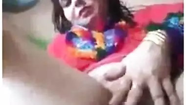 Mature and sexy punjabi aunty fingering pussy