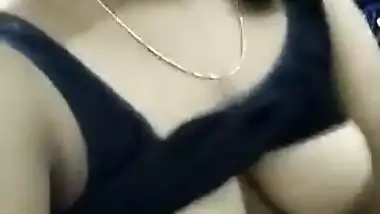 Chubby Indian teen shows off her boobies and hairy vagina in porn video