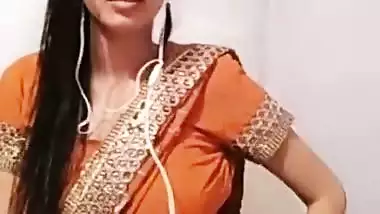 Cutipie bhabi came live after bath, And i did not miss her navel !